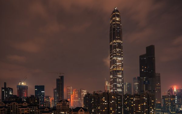 同类韩国剧情片推荐配图：深夜写字楼落地窗前女性独自加班的剪影，桌上一杯冷掉的咖啡与散开的文件